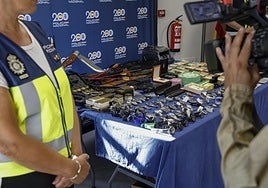 Armas, relojes, dinero y otros efectos intervenidos a la red 'narcoportuaria' de Valencia.