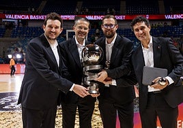 Xavi Albert, Pedro Martínez, Adrian Kovacs y Juan Maroto, con el trofeo de la Supercopa.
