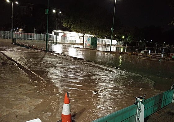 La Saleta, en la zona del paso inferior con la estación de Cercanías al fondo de la imagen.