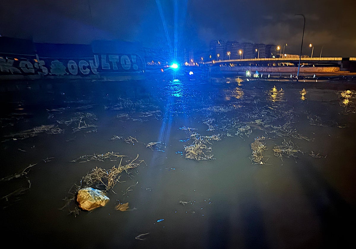 La acequia desbordada en La Torre, este lunes de madrugada.