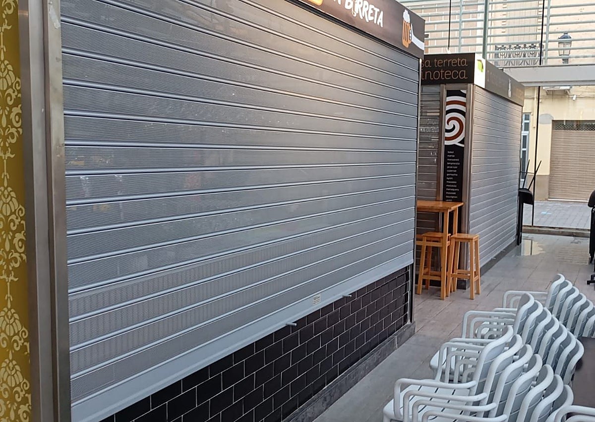 Imagen secundaria 1 - Puente del Ayuntamiento, paradas cerradas en el mercado y tablas colocadas en la calle Constitución. 