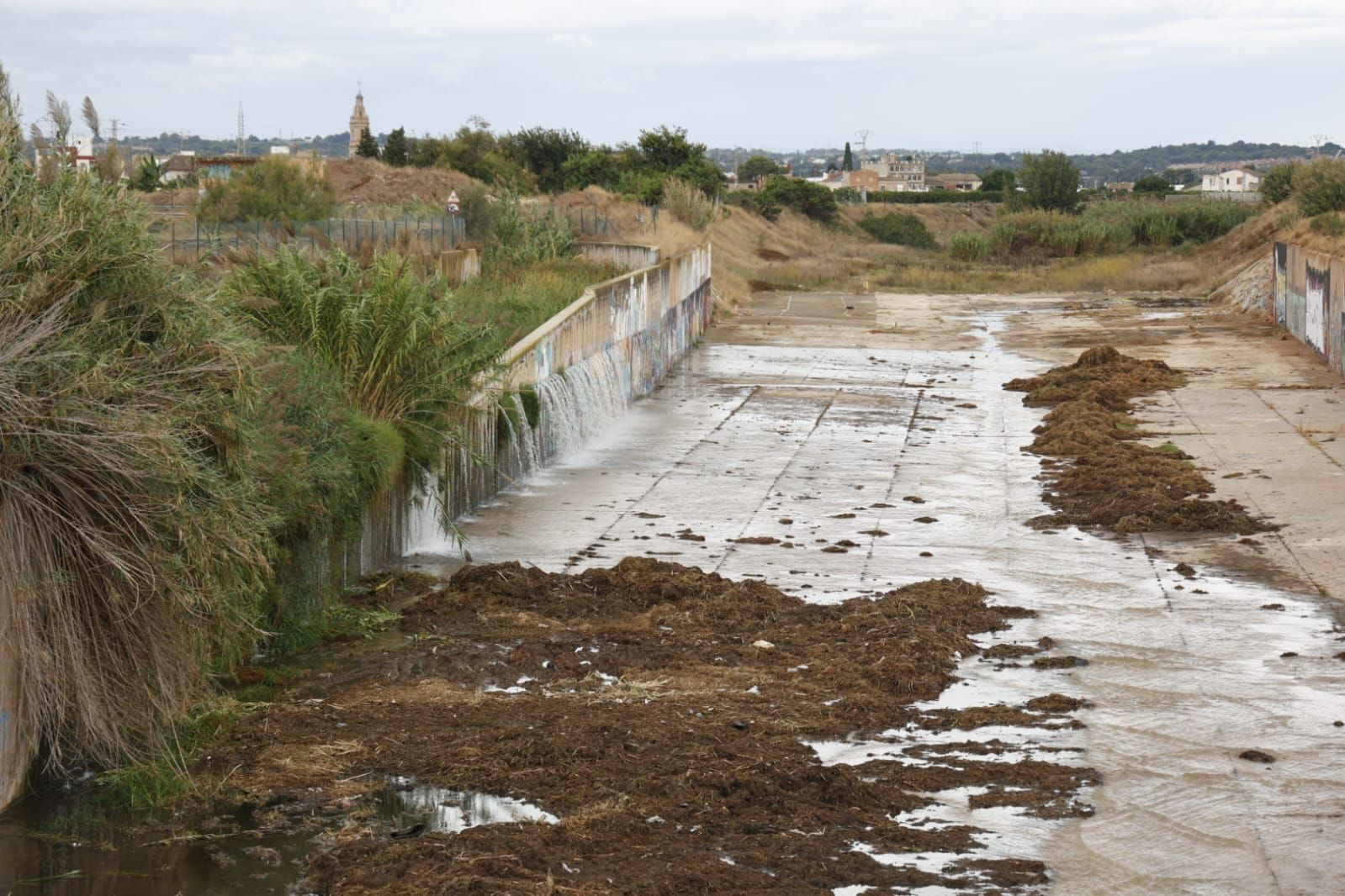 Calles inundadas en la provincia de Valencia por las fuertes lluvias de este lunes