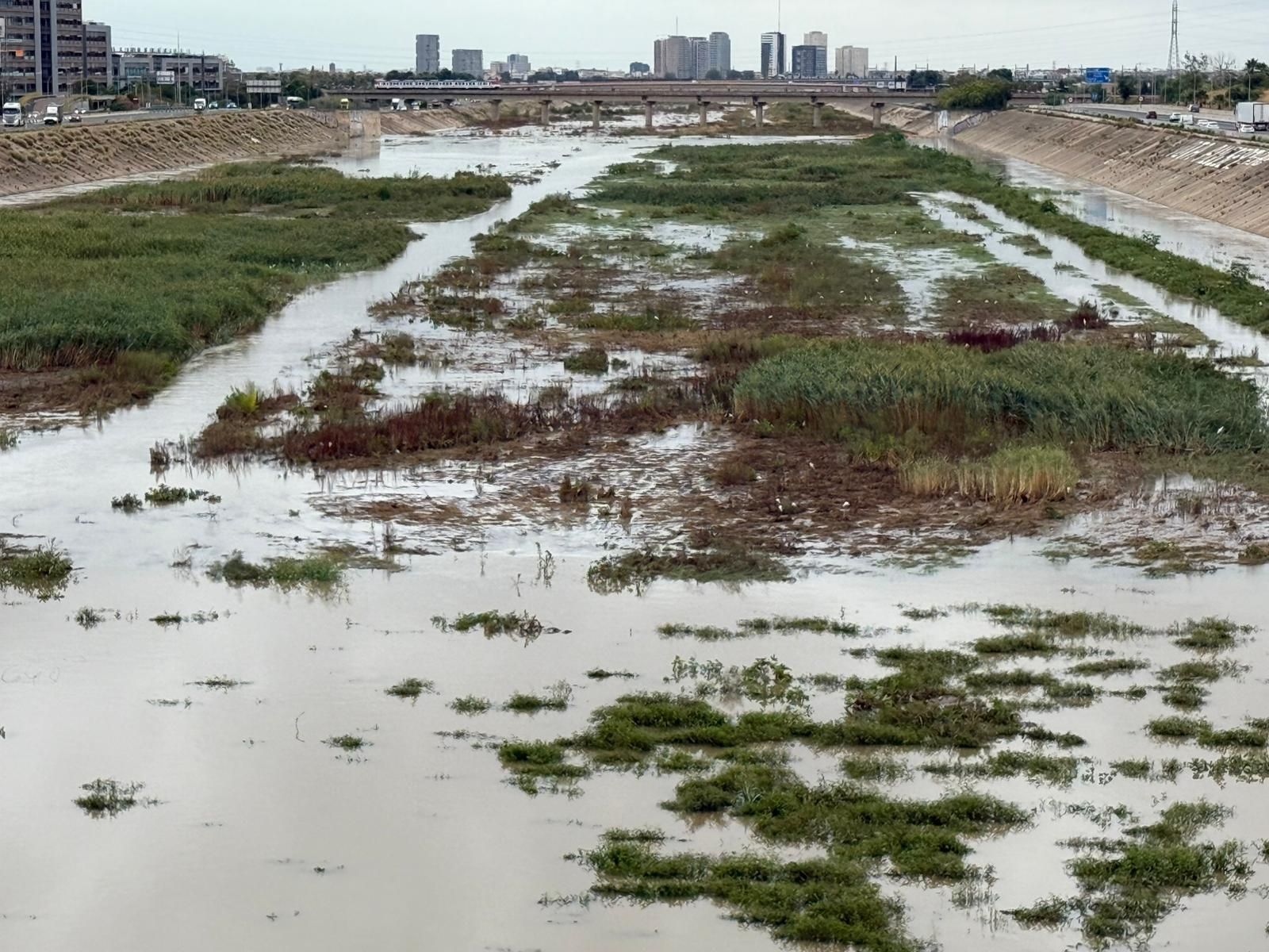 El agua vuelve al nuevo cauce del Túria a su paso por la V-30