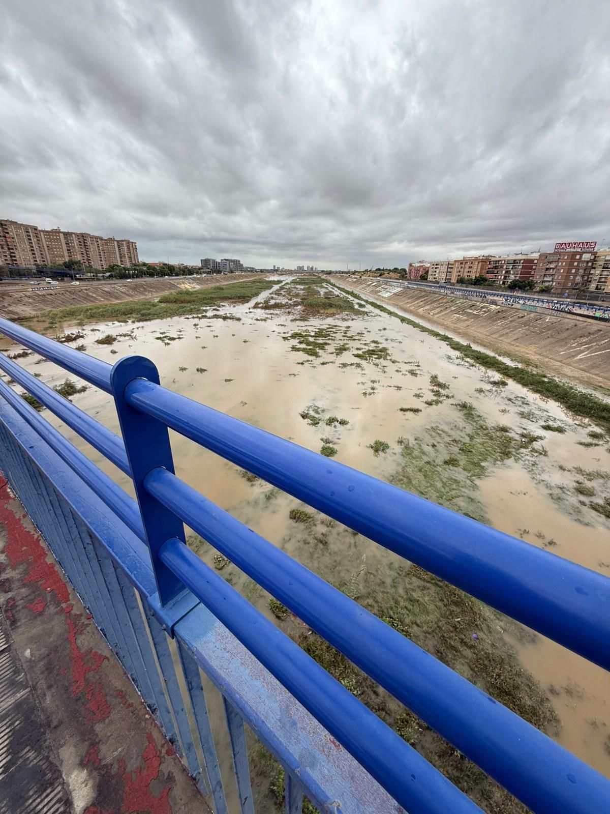 El agua vuelve al nuevo cauce del Túria a su paso por la V-30