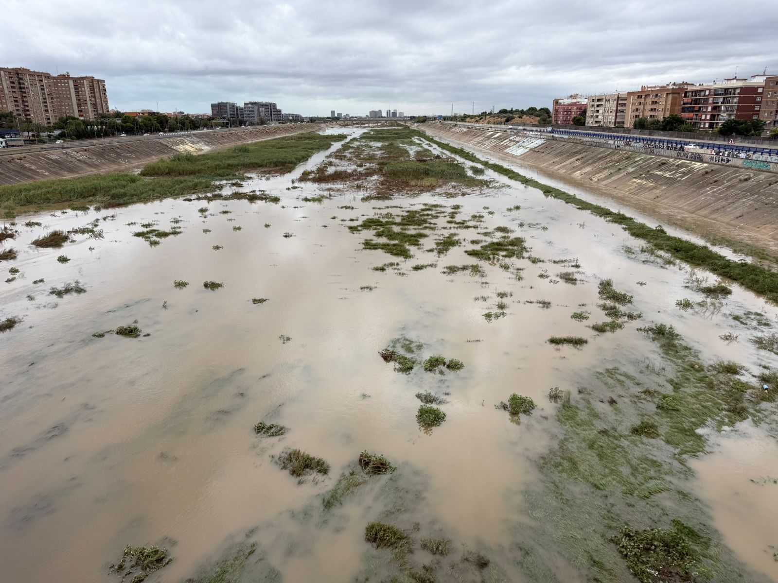 El agua vuelve al nuevo cauce del Túria a su paso por la V-30