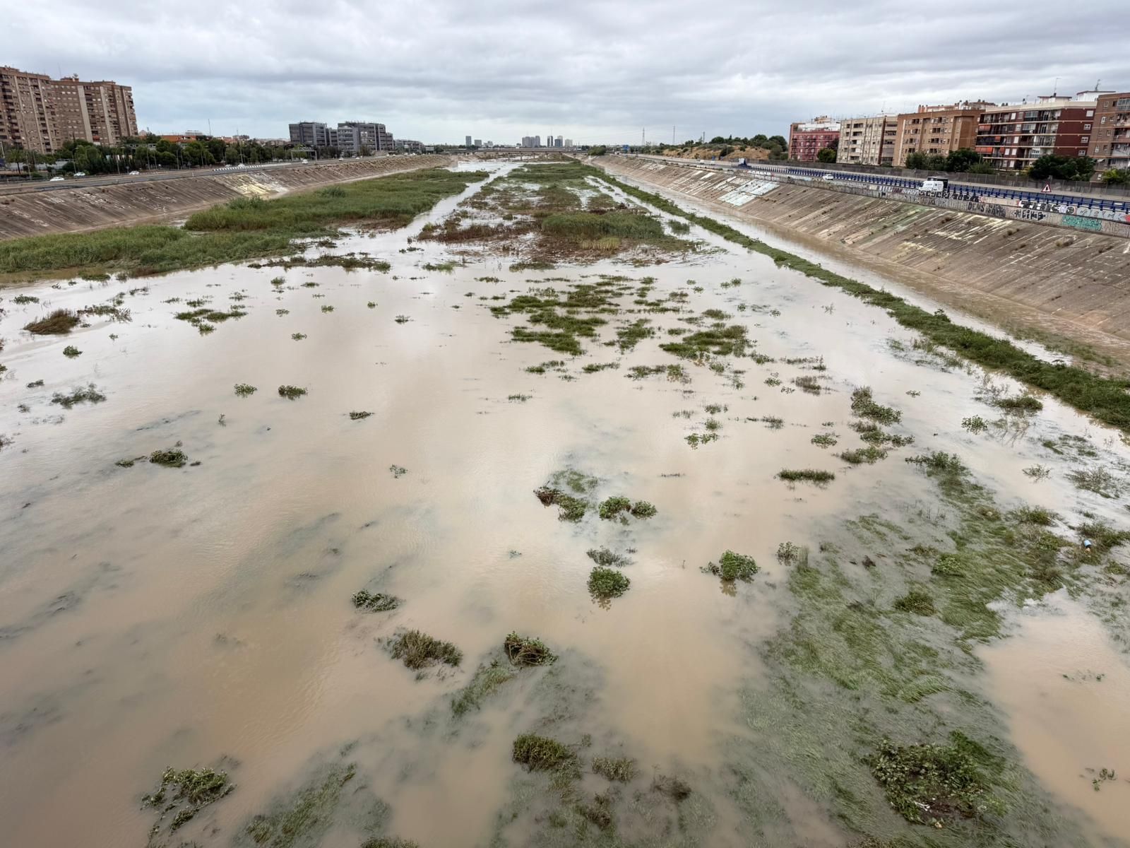 El agua vuelve al nuevo cauce del Túria a su paso por la V-30