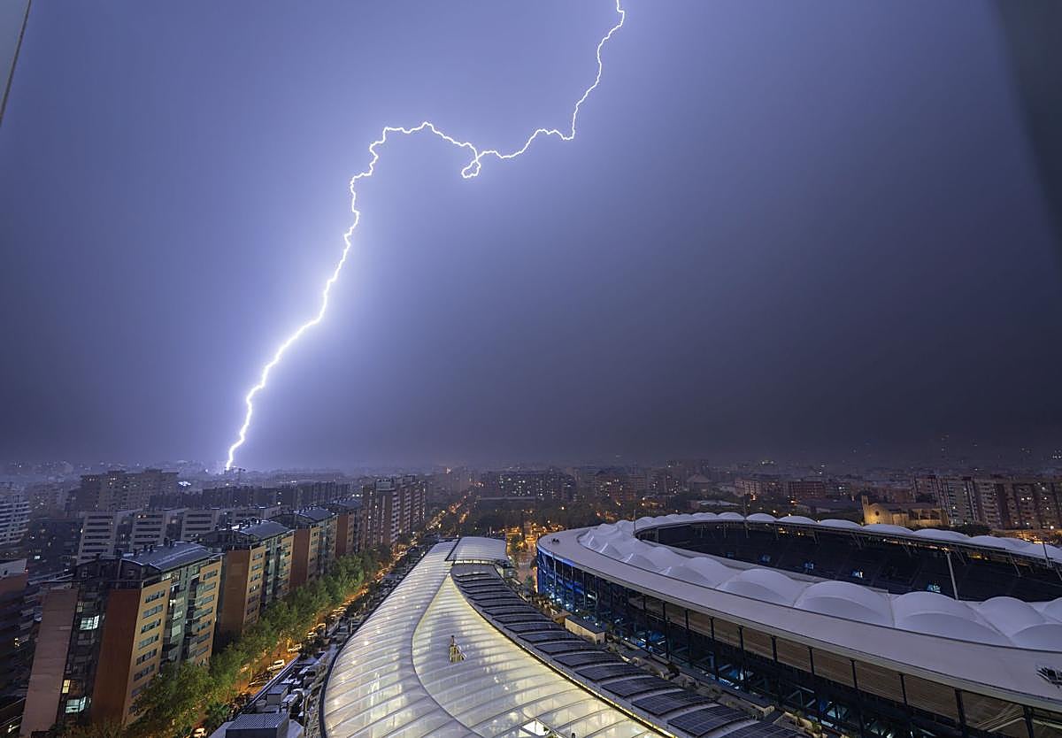 Un rayo cae sobre la ciudad de Valencia este domingo.