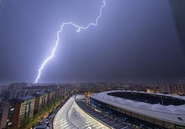Un rayo cae sobre la ciudad de Valencia este domingo.