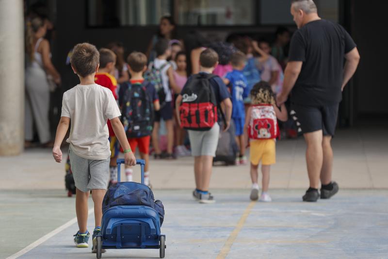 Niños entrando a un colegio al inicio del curso escolar.