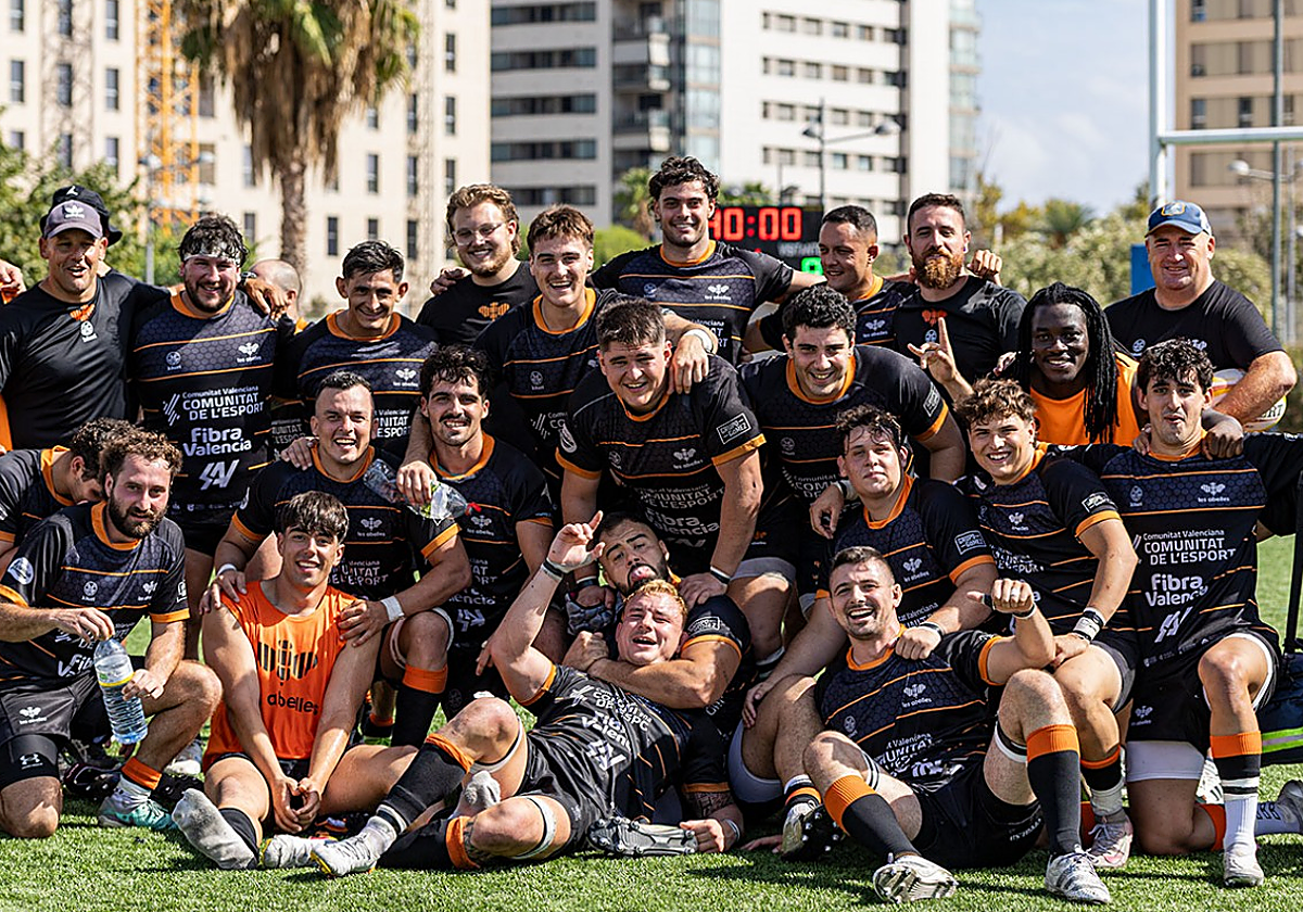 Los jugadores de Les Abelles, celebrando el triunfo.