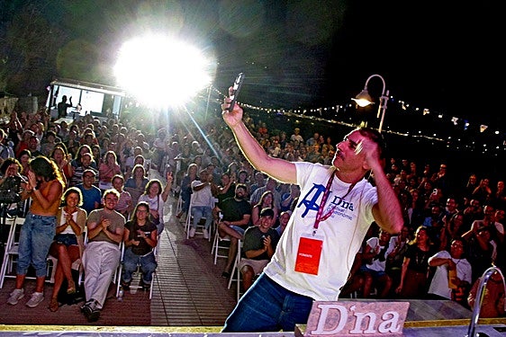 Jordi Roca inmortaliza el momento sobre el escenario del D*na.