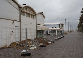 Vallado del restaurante El Bobo, en el paseo de la Malvarrosa, antes del derribo.