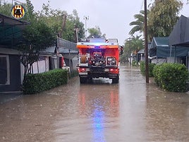 Un camión de bomberos en una calle inundada en Sueca.