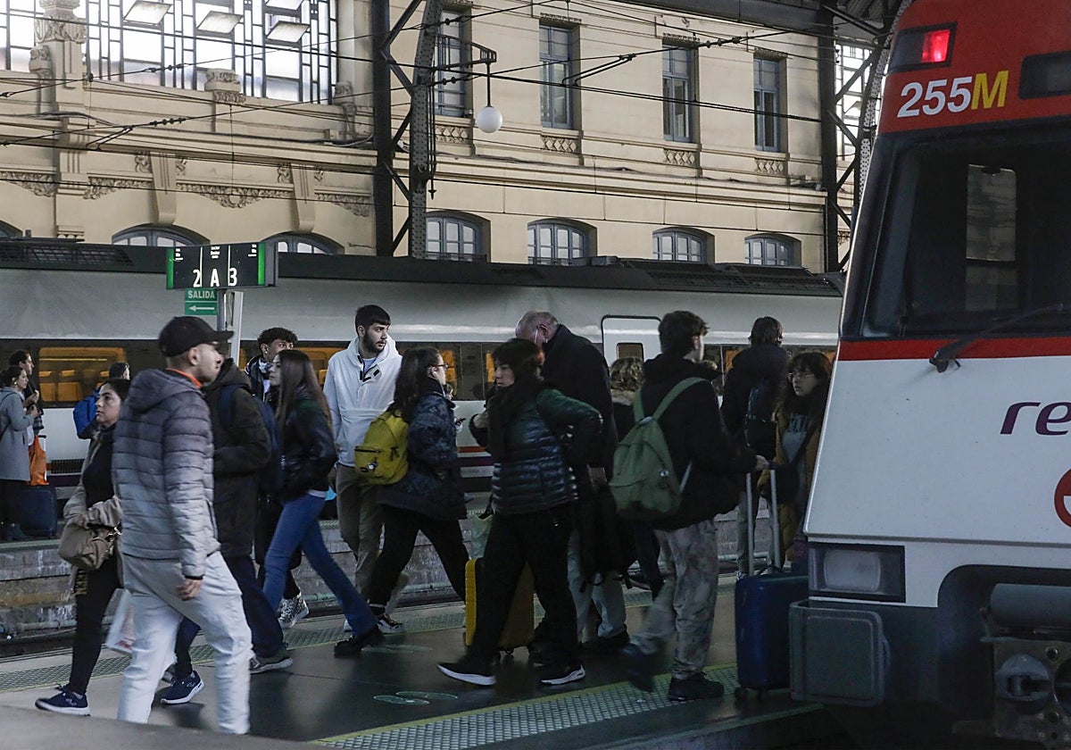 Viajeros acceden a un tren de Cercanías.