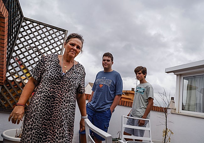 Laura, Mario y Javier, en la terraza de casa.