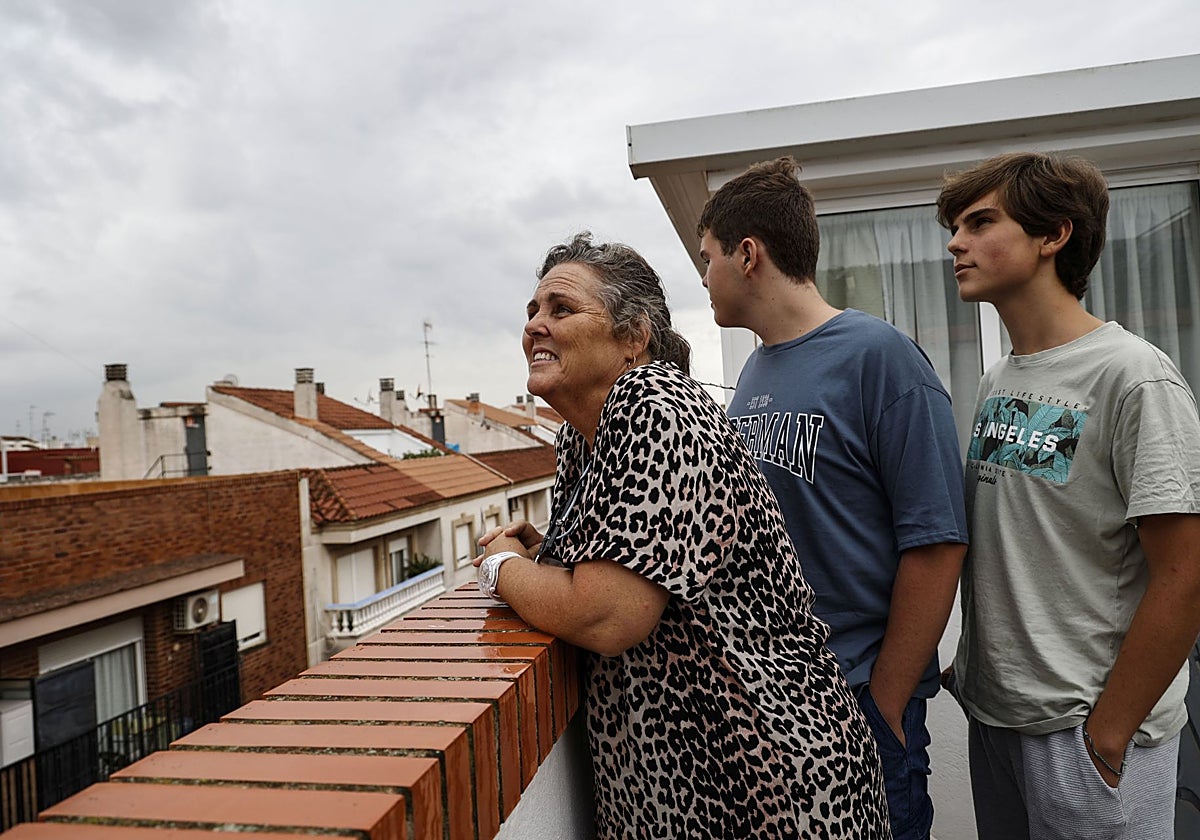 Laura Ferrando, en la terraza de su casa, acompañada de sus hijos Mario y Javier.