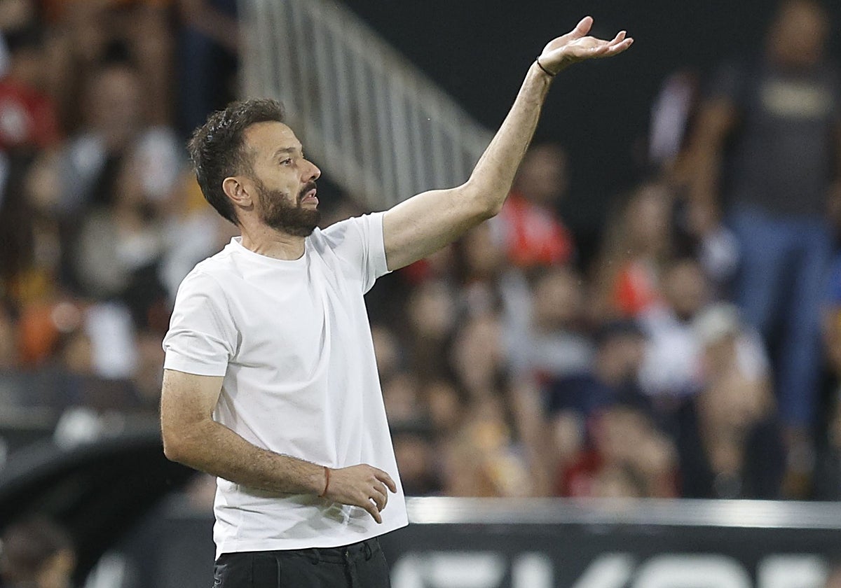 Carlos Corberán da indicaciones a su equipo frente al Oviedo en Mestalla.