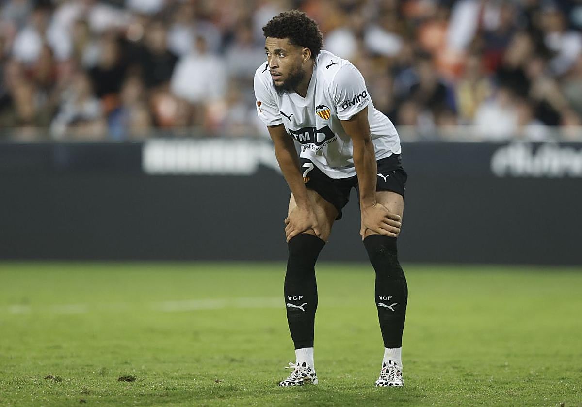 Arnaut Danjuma, cabizbajo en Mestalla.