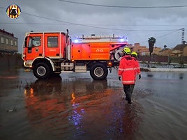 Bomberos en la zona del Mareny de Barraquetes durante el lunes.