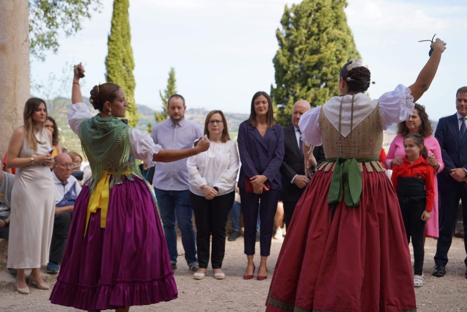Las danzas tradicionales no faltan en el acto institucional de Xàtiva en la puerta de l'Aljama.