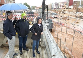 La delegada del Gobierno, Pilar Bernabé, junto al alcalde de Paiporta, Vicent Císcar.