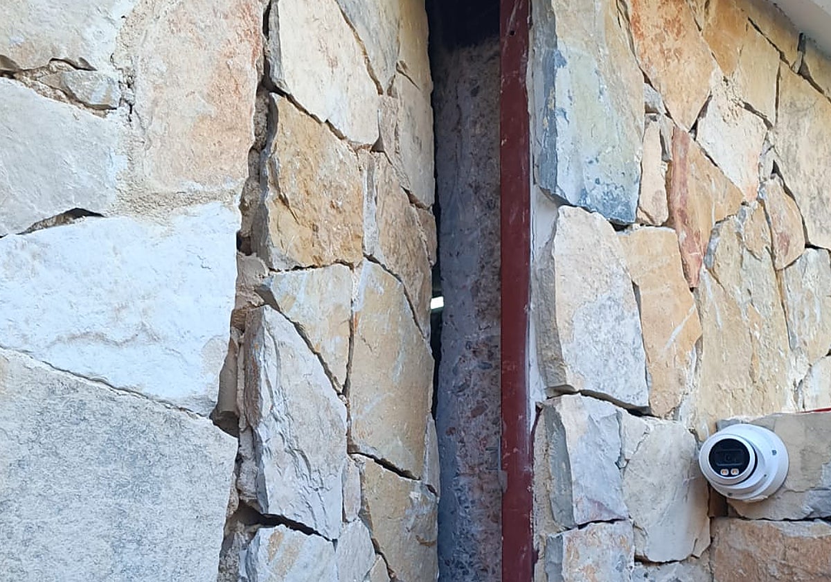 Puerta de la habitación secreta registrada por los policías antidroga.