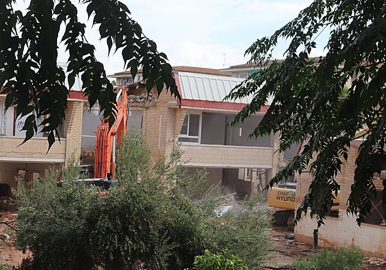 Maquinaria pesada trabajando en las obras del colegio Orba de Alfafar.