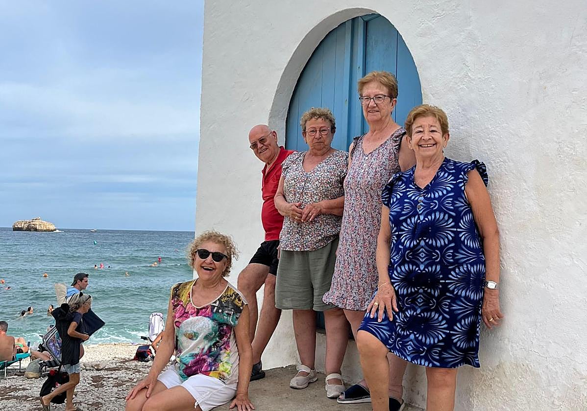 Antonia Oliver, Jaime Signes. Mari Frases, Vicenta Signes y Joaquina Frases, en su casa del Portitxol, la puerta más famosa de España.