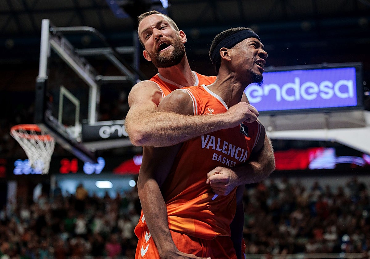 Costello y Taylor celebran una canasta durante la final de la Supercopa.