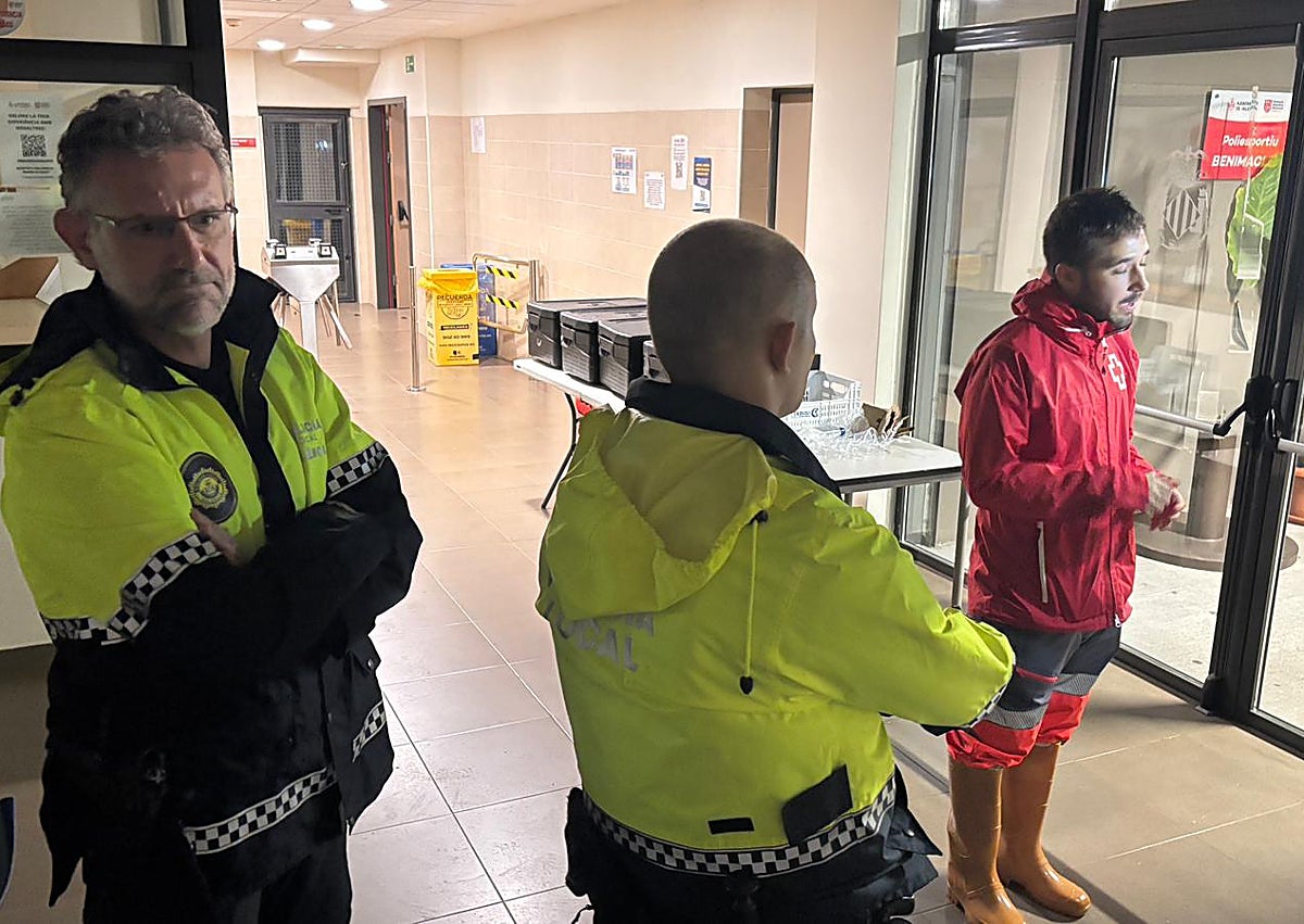 Imagen secundaria 1 - Varias actuaciones de la madrugada del martes en Valencia.