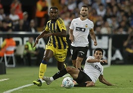 Almeida intenta cortar un avance de Haissem Hassan.