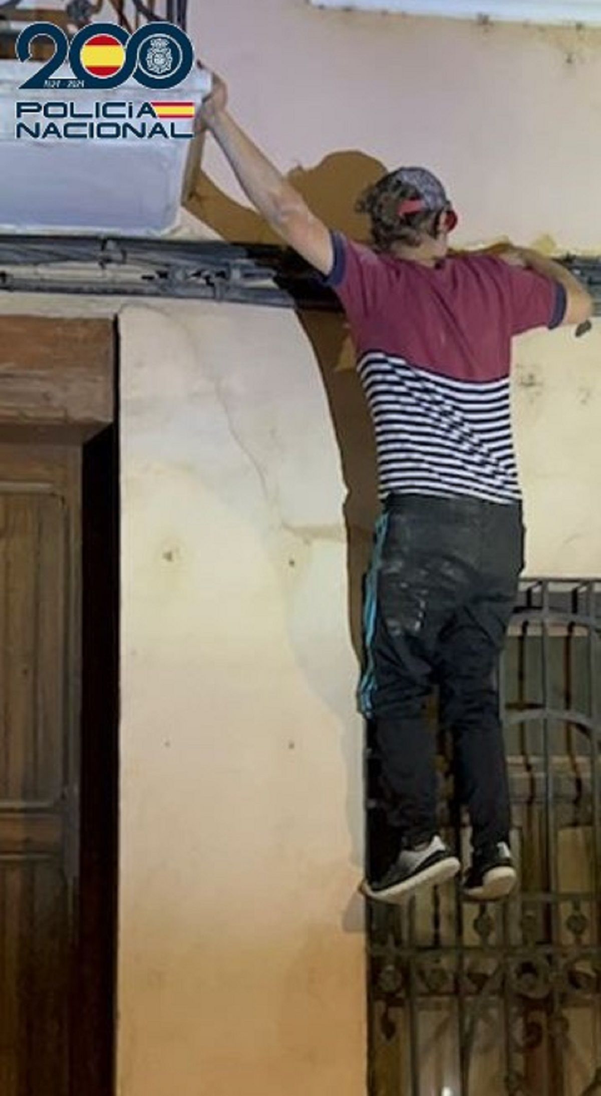 Una de las tres ladronas, que había escalado hasta el balcón.