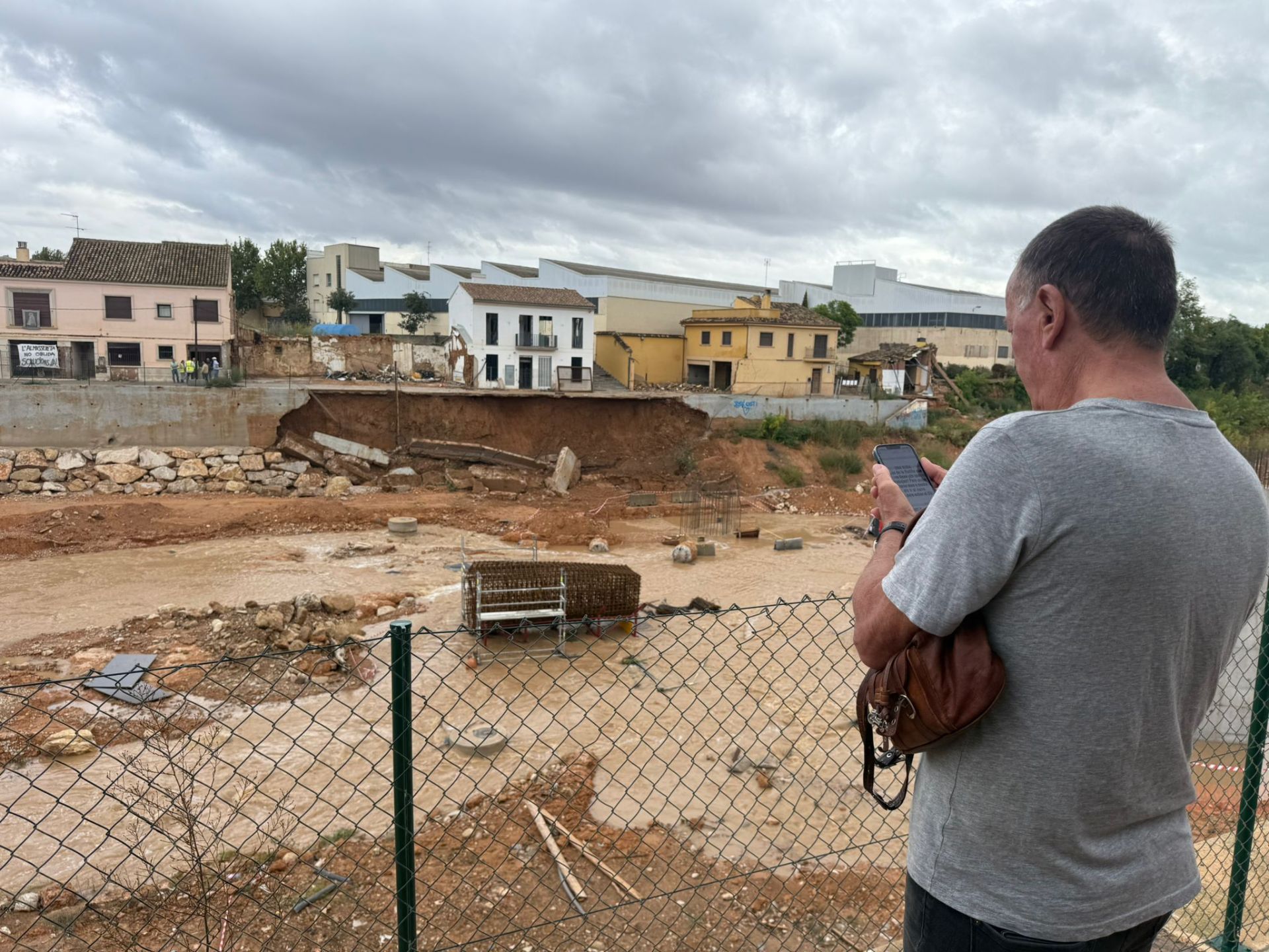 Un talud cae en el Barranco del Poyo a la altura de Picanya