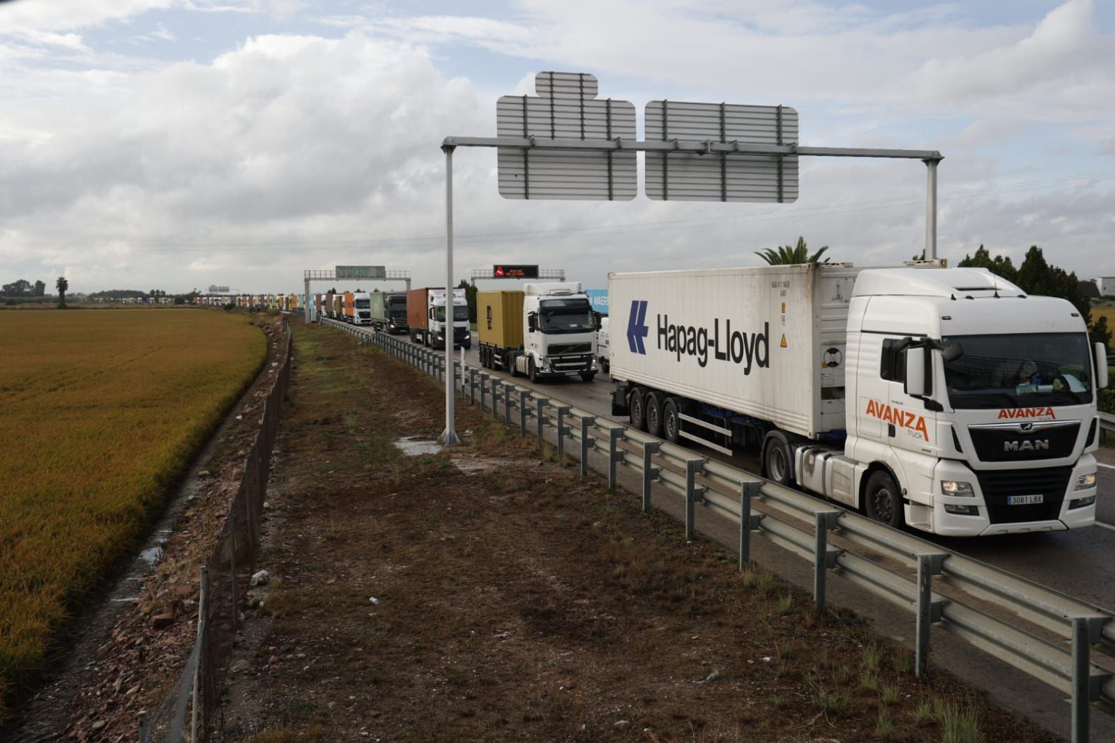 Avalancha de camiones para descargar contenedores en el puerto tras el cierre de la estiba por la alerta roja