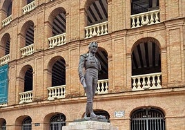 Escultura de Montoliu, en la repavimentada explanada de la calle Xàtiva.
