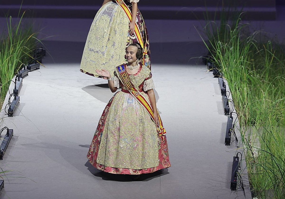 Lucía García, fallera mayor infantil de Valencia 2025, en su discurso de despedida en el Roig Arena.