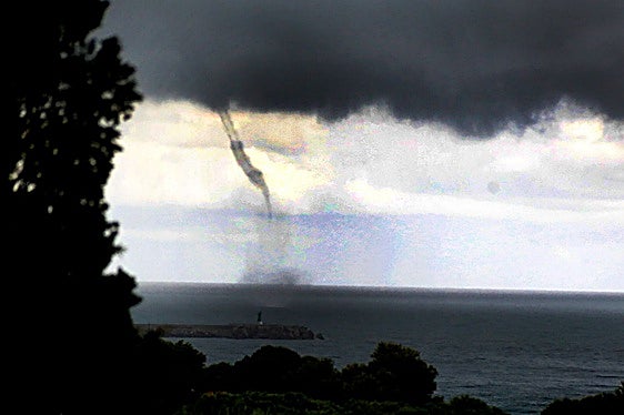 La manga marina que se podía ver frente a la bocana del puerto de Dénia.
