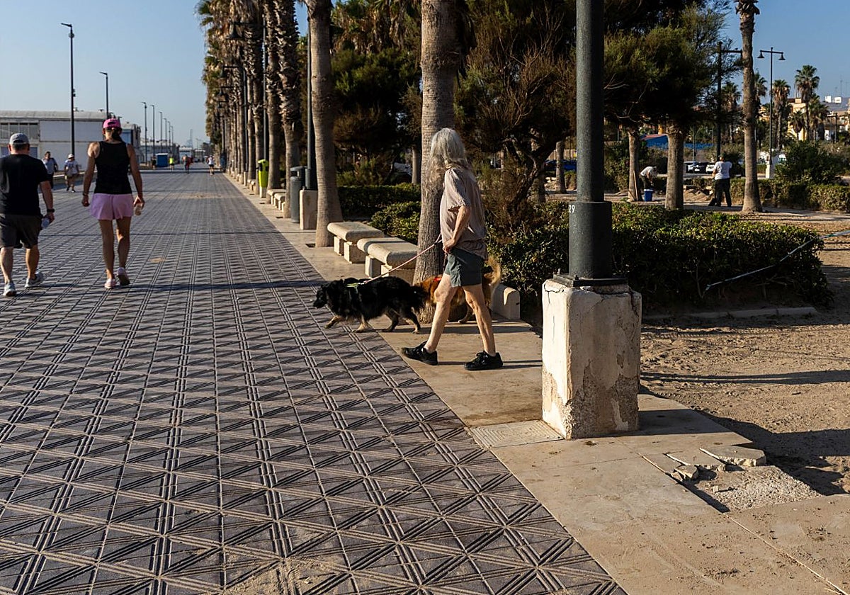 Piezas de mármol del paseo marítimo, rotas desde hace tiempo.