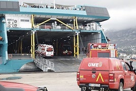Los vehículos de la UME embarcando en el fast ferry de Baleària en el puerto de Dénia.