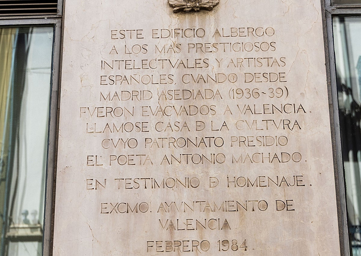 Imagen secundaria 1 - Antiguo hotel Palace, en la calle La Paz de Valencia, frecuentado por intelectuales republicanos tras la caída de Madrid. Una placa recuerda aquel acontecimiento histórico en su entrada.