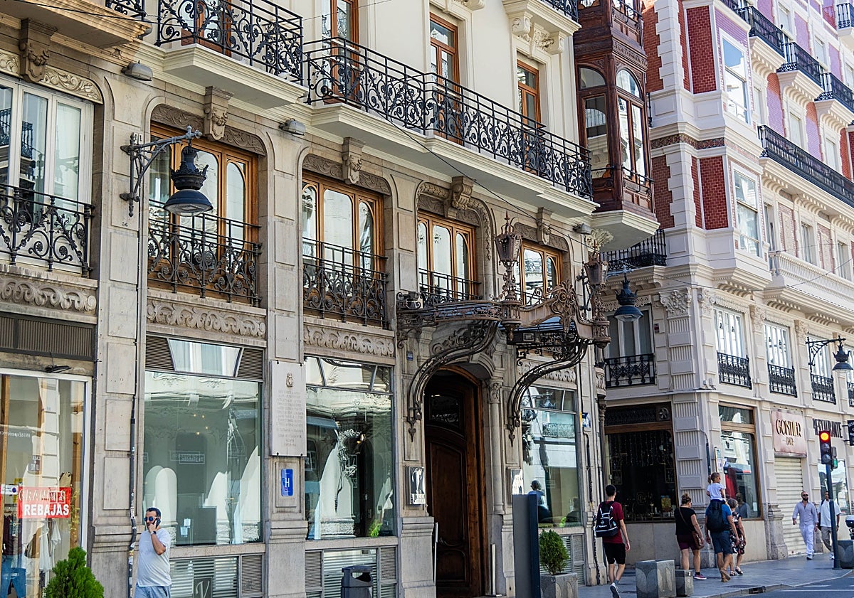 Imagen principal - Antiguo hotel Palace, en la calle La Paz de Valencia, frecuentado por intelectuales republicanos tras la caída de Madrid. Una placa recuerda aquel acontecimiento histórico en su entrada.