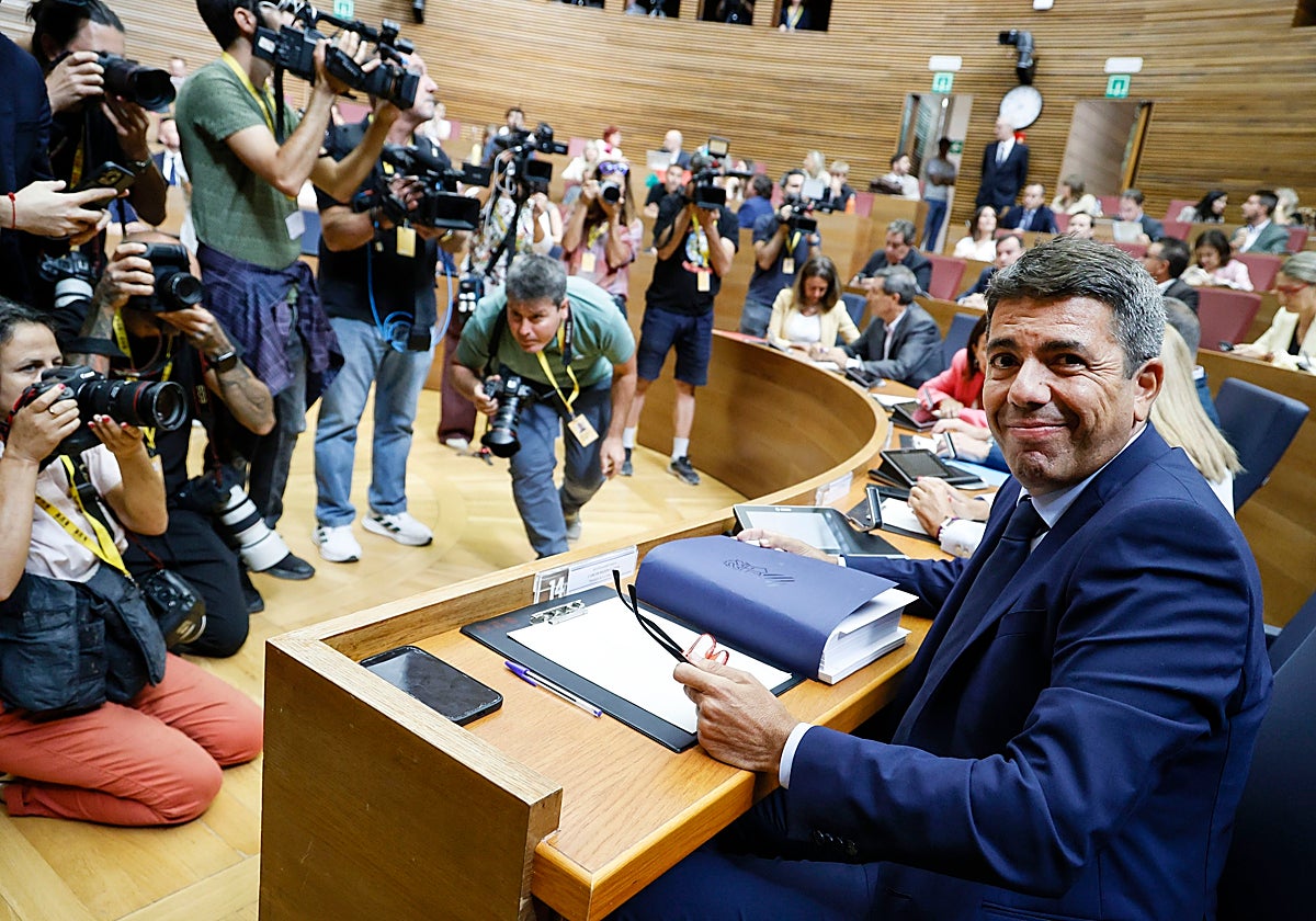 Carlos Mazón, en su escaño de Les Corts.