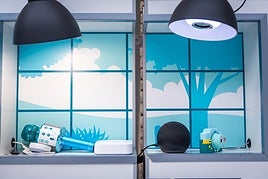 Una cámara de fotos infantil y un micro karaoke, en uno de los stands de S2 Grupo en el que explican las brechas ante ciberataques.