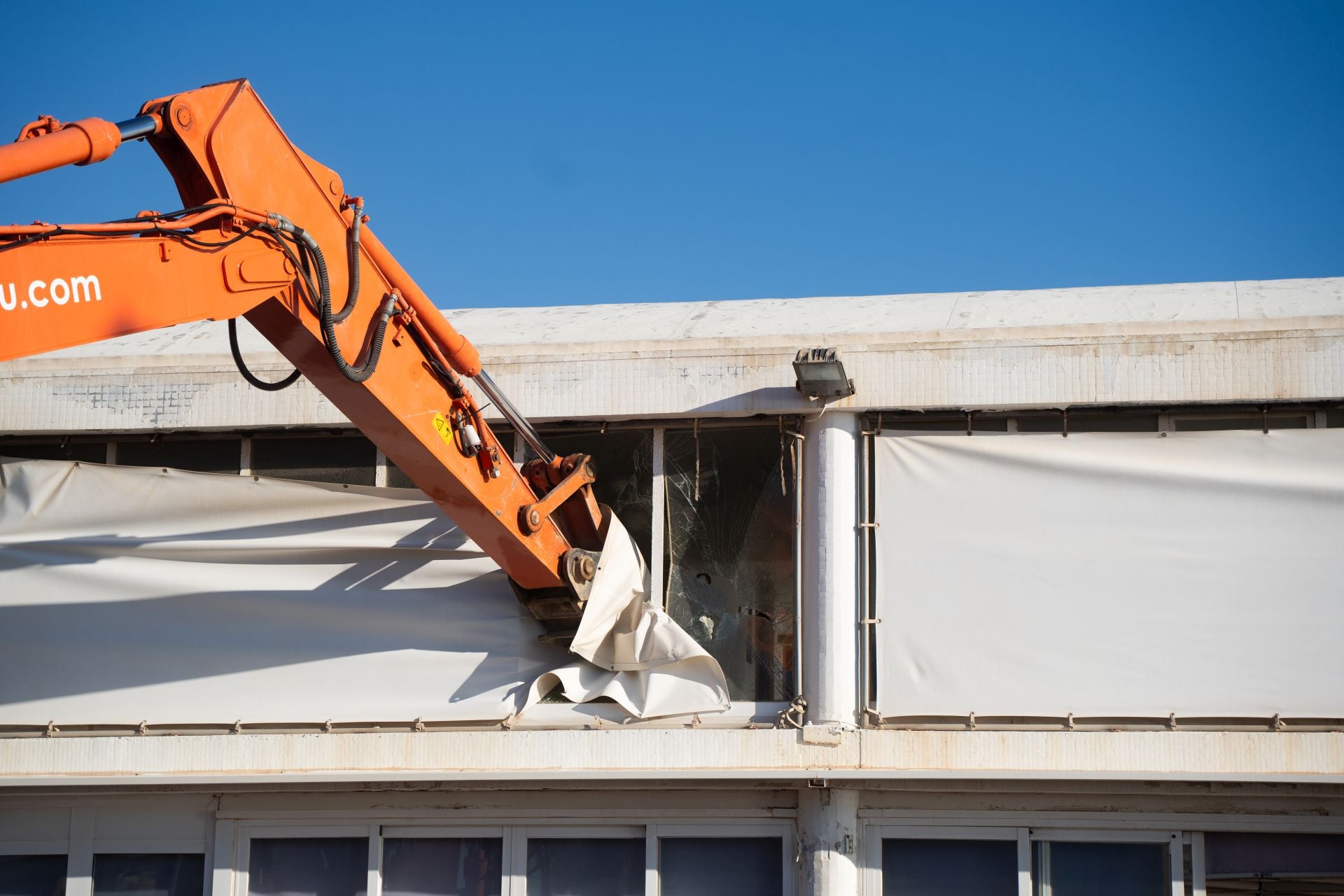 Fotos del derribo del restaurante el Bobo en la Malvarrosa