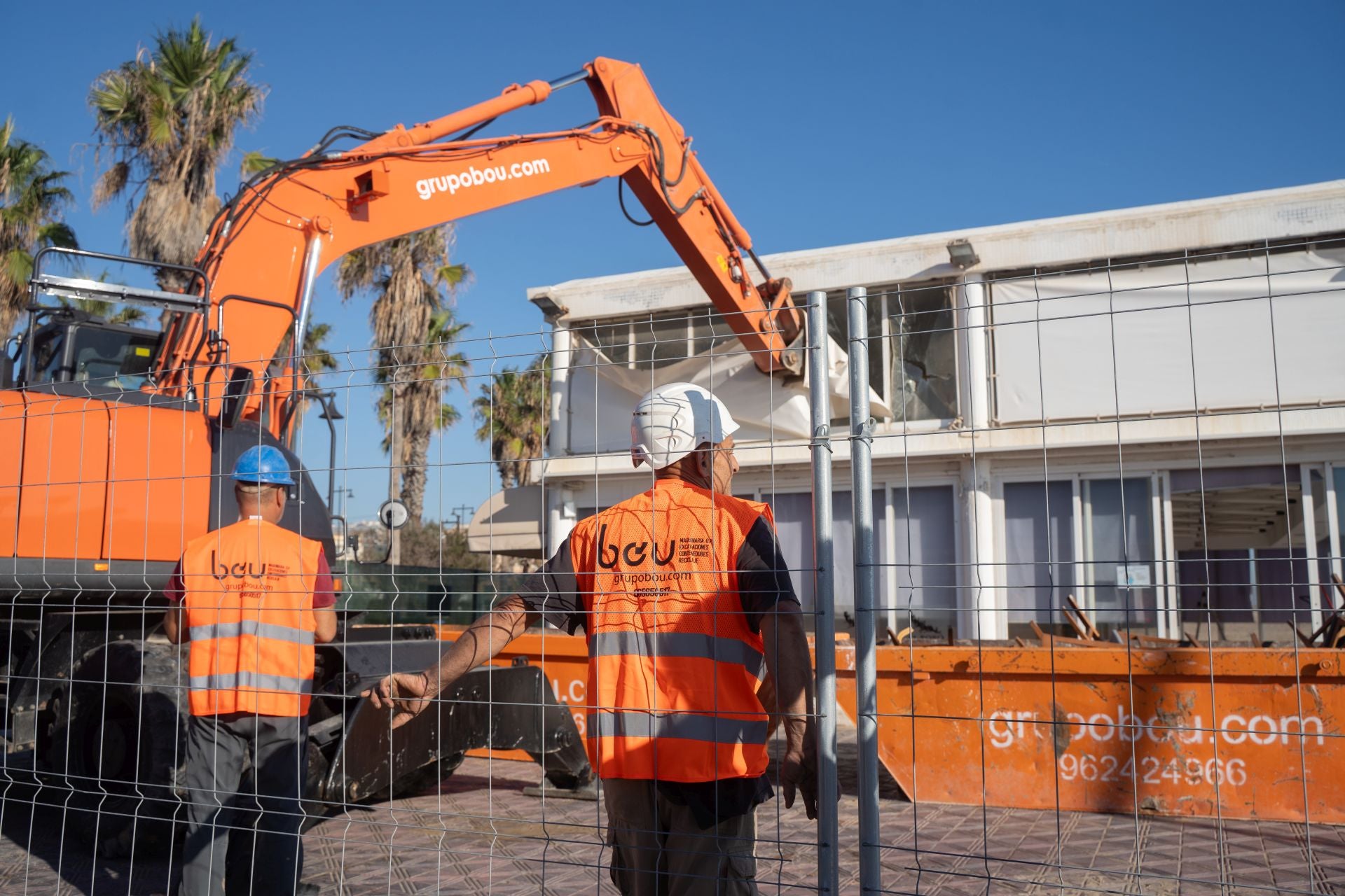 Fotos del derribo del restaurante el Bobo en la Malvarrosa