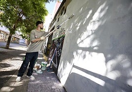 Un operario prepara la pared del barrio de Monteolivete donde los participantes de la Liga Nacional de Graffiti realizarán sus composiciones.