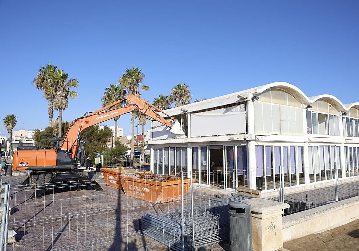 Adiós a los viejos chiringuitos en la Malvarrosa: Comienza el derribo del restaurante El Bobo