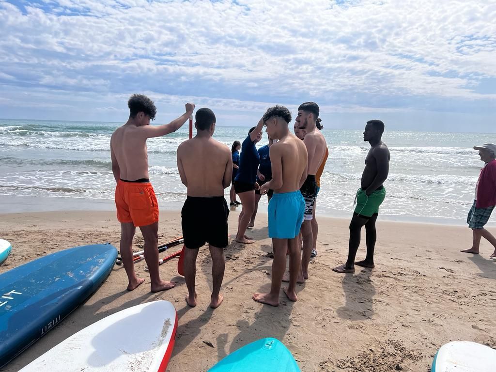 Diferentes jóvenes realizando una de las actividades.