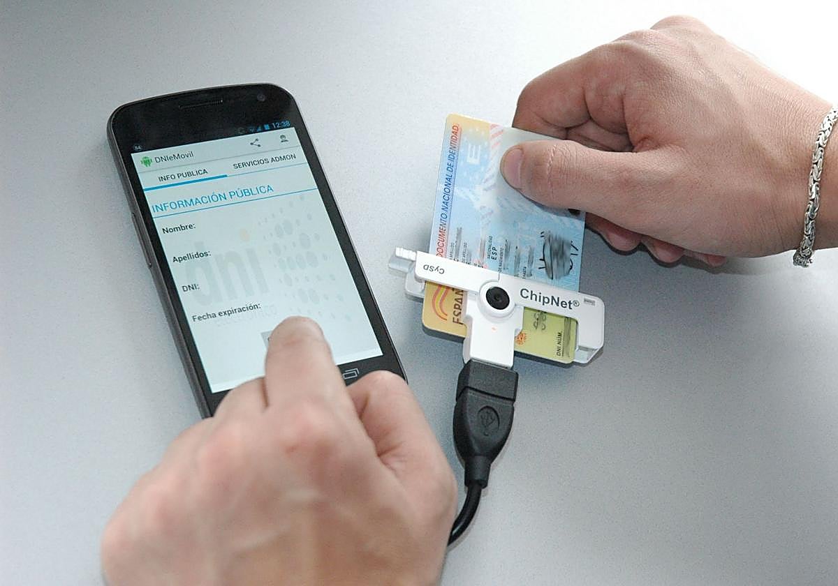Una persona escanea el DNI en su movil, imagen de archivo.