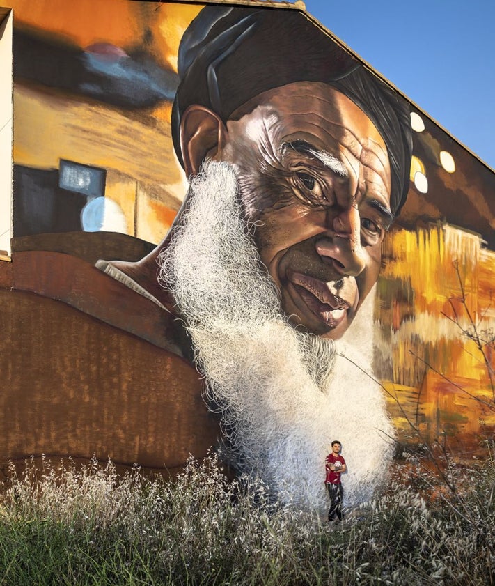 Imagen secundaria 2 - Adrián Mateo 'Dridali' trabajando en un mural y, abajo, dos de sus composiciones.